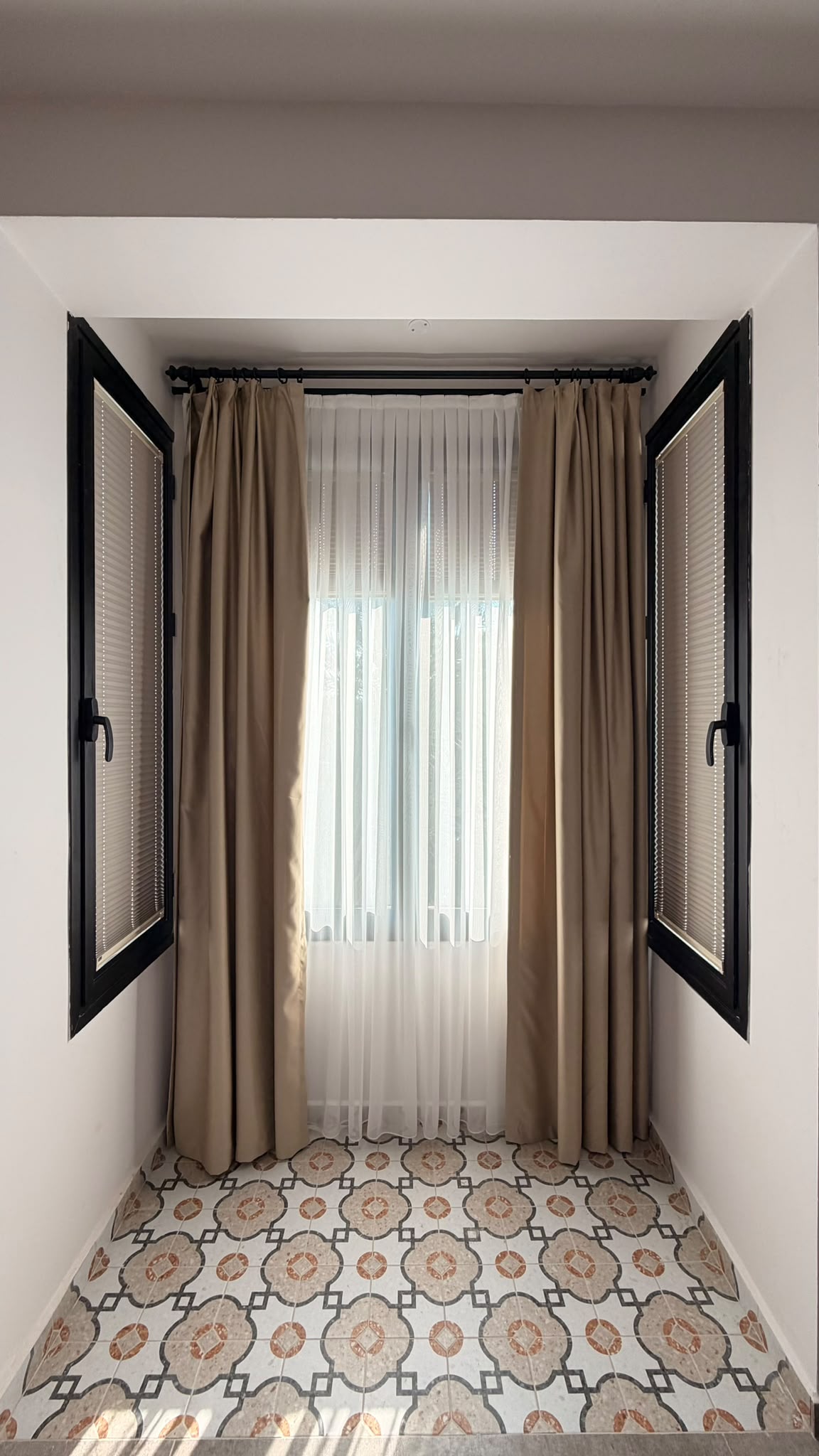 Kıbrıs Konağı Twin Room oda penceresi ve dinlenme alanı
